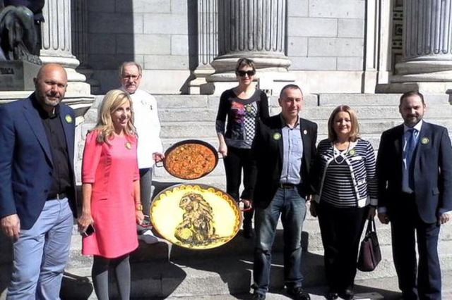 Diputats valencians a la porta del Congreso posant per a una campanya a favor de l'emoji-paella promoguda per l'humorista Eugeni Alemany. 